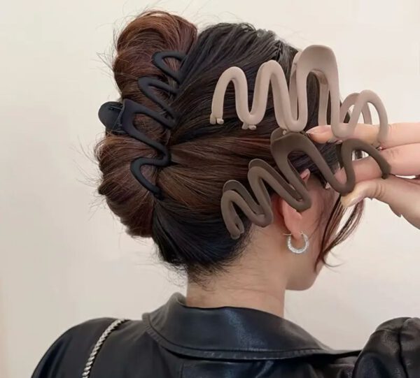 Trendy Design Melader Wavy Matte Hair Clips - Image 4